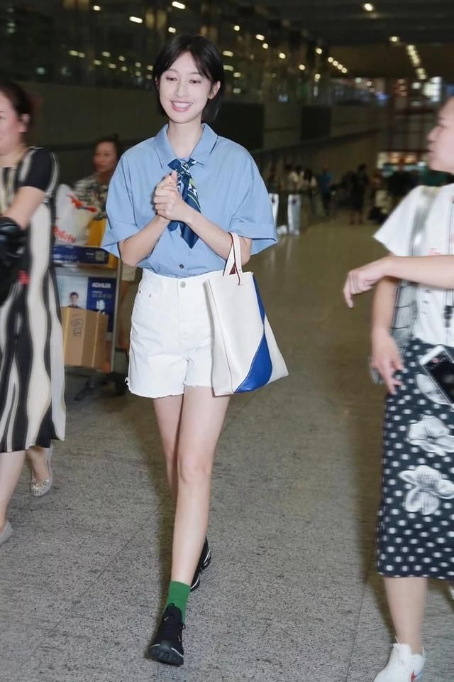 张俪现身机场，白短裤配绿袜子居然一点不丑，网友：还不是腿长！