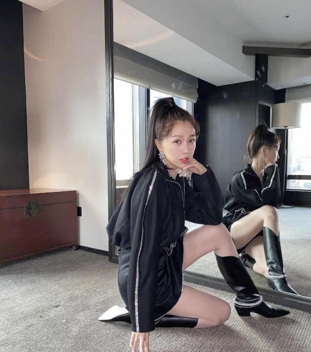  [LED]虞书欣深受喜爱是有原因的，人美可爱，腿白的像LED大灯