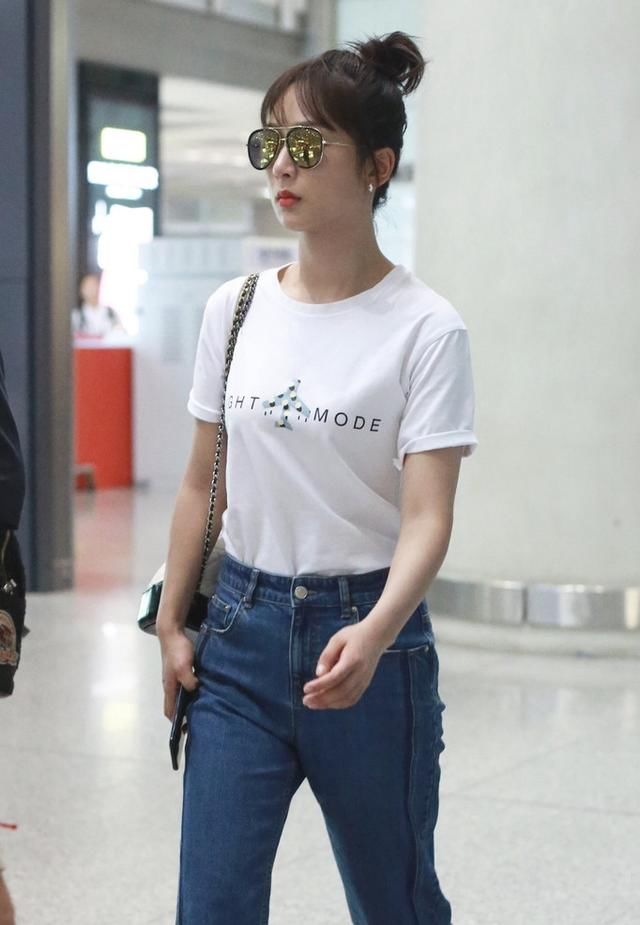 杨紫又撞上江疏影，上次是棉服这回是T恤，网友：终于赢了一回！