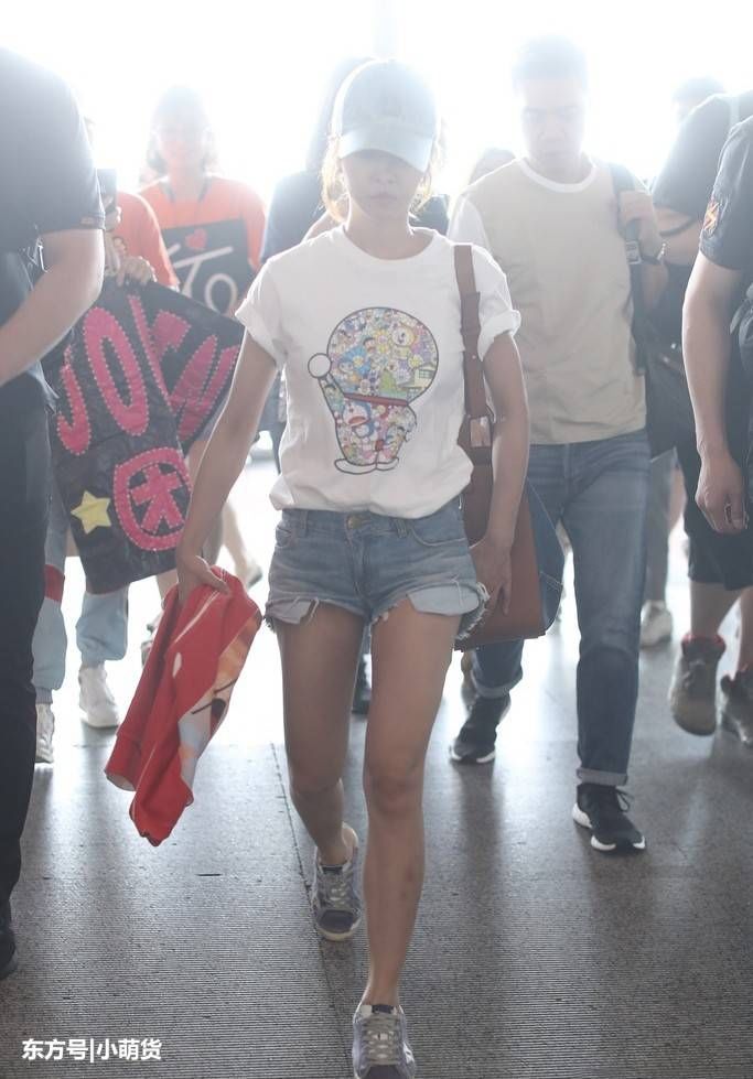 蔡依林上次露背这次露美腿，短裤短到露口袋，网友:腿也太黑了!