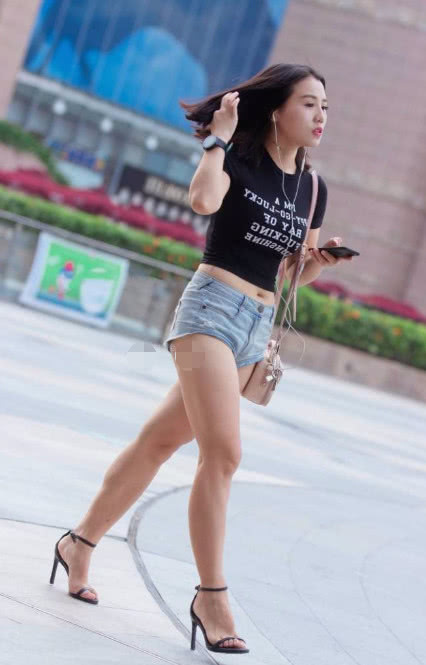 丰满的小姐姐穿着短裤搭配黑色短袖体恤,勾勒出迷人的臀部曲线