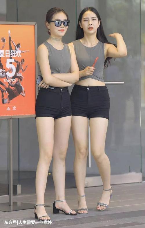 街拍路人，夏天学会这些时尚搭配，让你走到哪都是万人迷