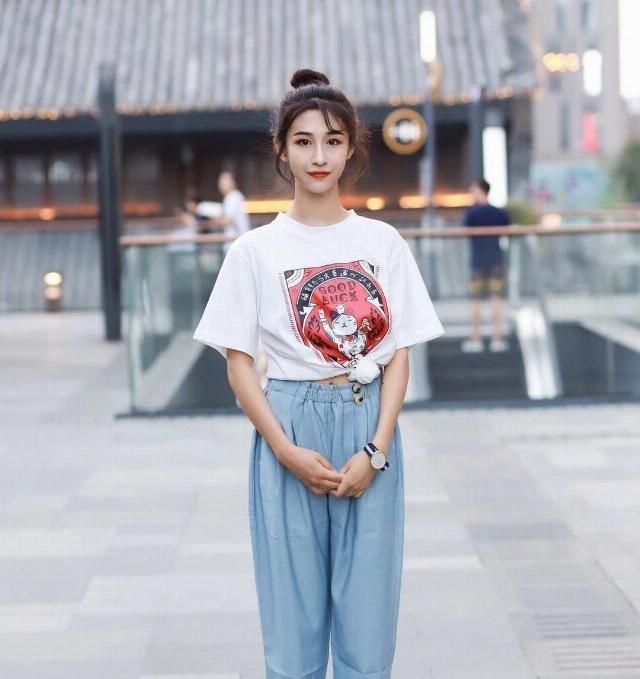  「气质」气质优雅的小姐姐，一件白色上衣搭配裤子，简单又好看