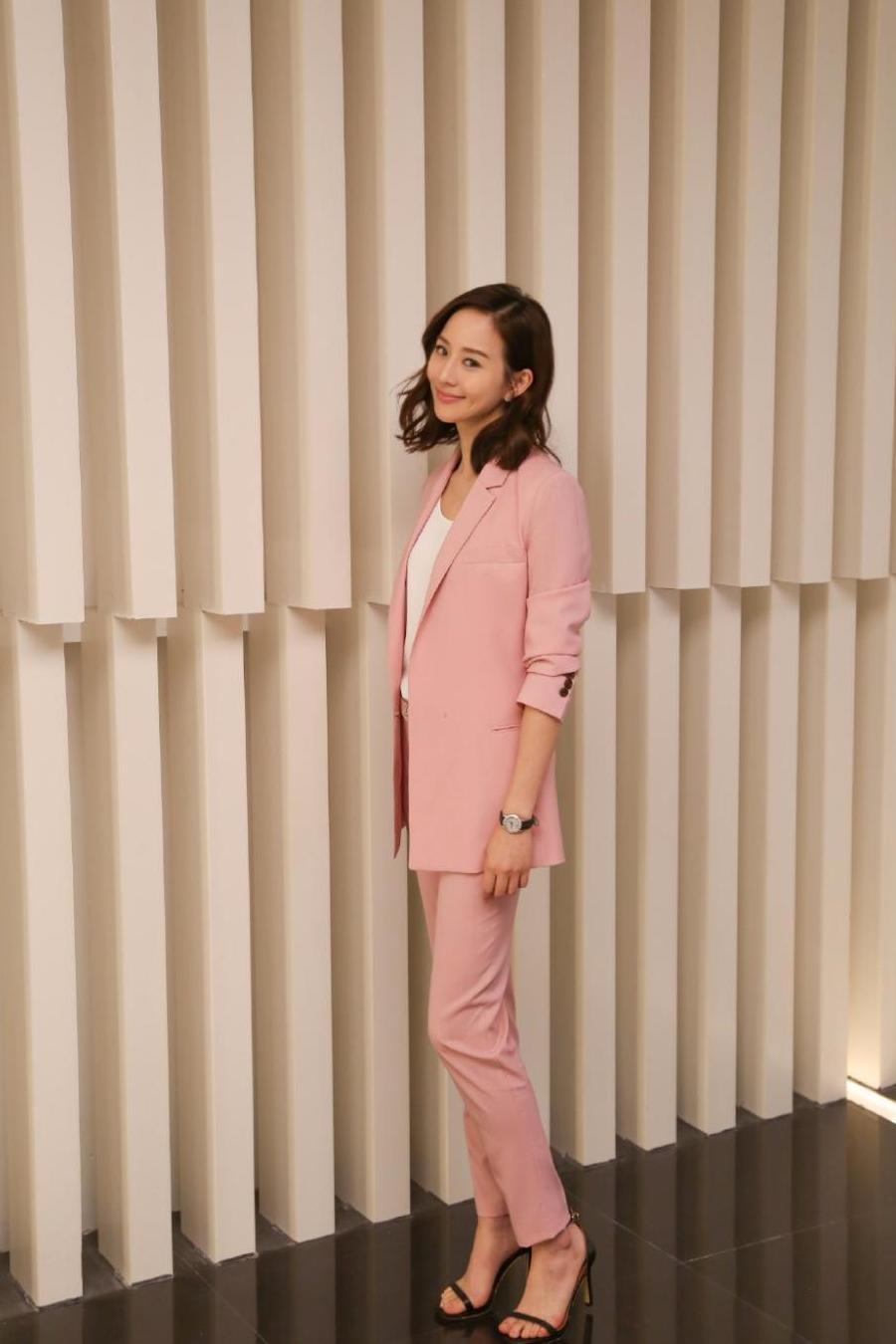 张钧甯复古衬衫配阔腿裤, 大长腿成俩柱子, 真的显得又短又粗