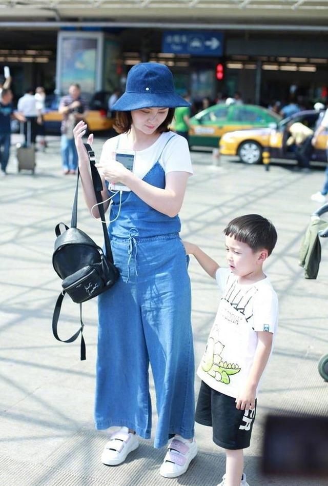 大麟子和邓莎亲子装现身机场，小小年纪要潮过妈妈的节奏