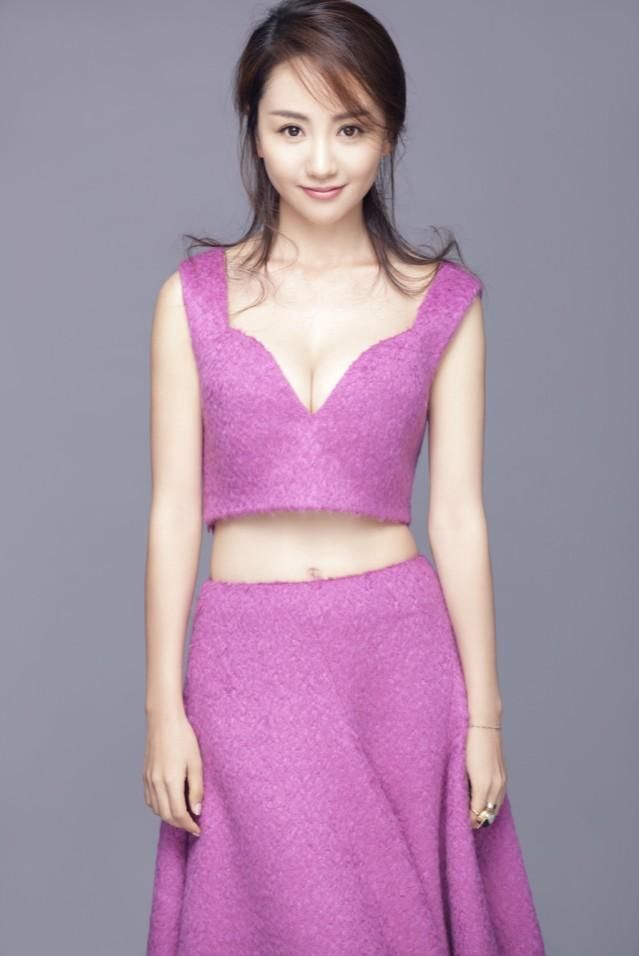 杨蓉性感写真曝光,粉色套装大显丰满身材,和柳岩有得一比啊!