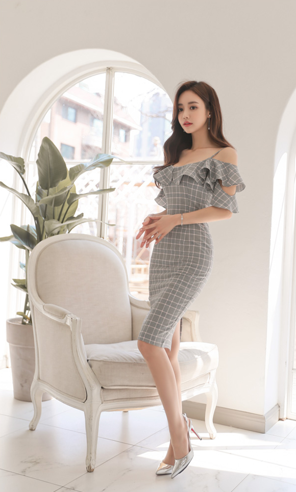 女神孙允珠，灰质石岩苜蓿柔波花边网格裙