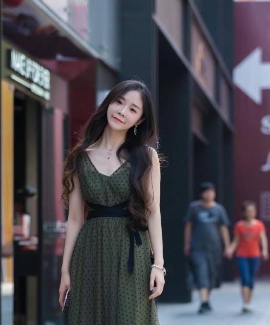 街拍：身材丰满有型的美女，气质可人，让人印象深刻