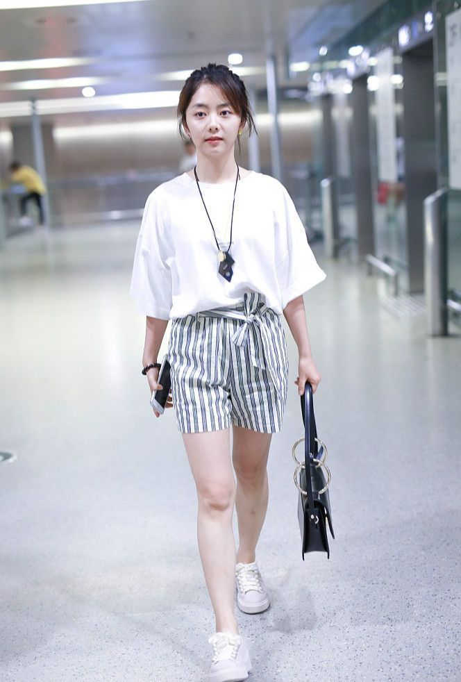 谭松韵身穿白色短袖搭配一条高腰裤，现身机场，逆天长腿没谁了!