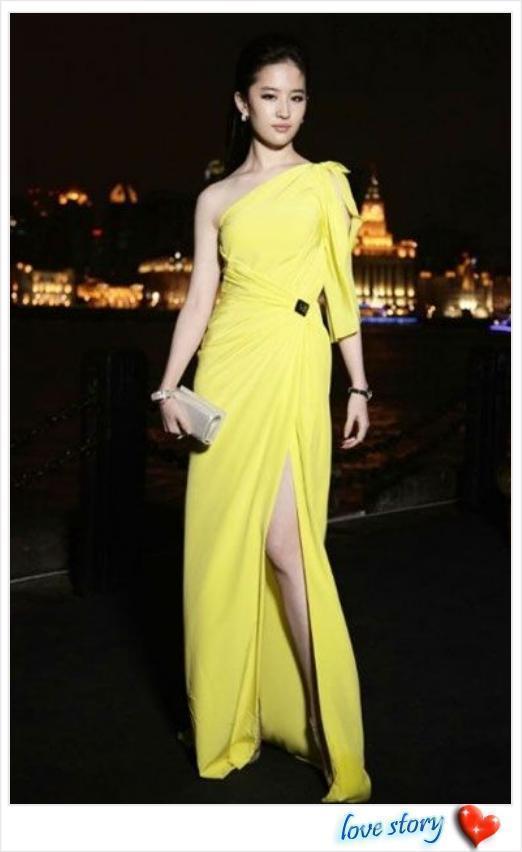 路人镜头下的刘亦菲, 紧身包臀裙超抢眼, 但看到露出的腿我沉默了