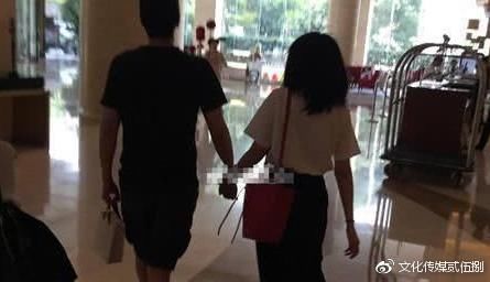 赵又廷现身机场接高圆圆，两人很甜蜜，打破家暴谣言！