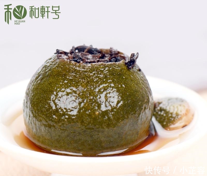  #小伙#江西南康一个小伙, 将实木茶桌与鱼缸相结合, 茶桌中养鱼,