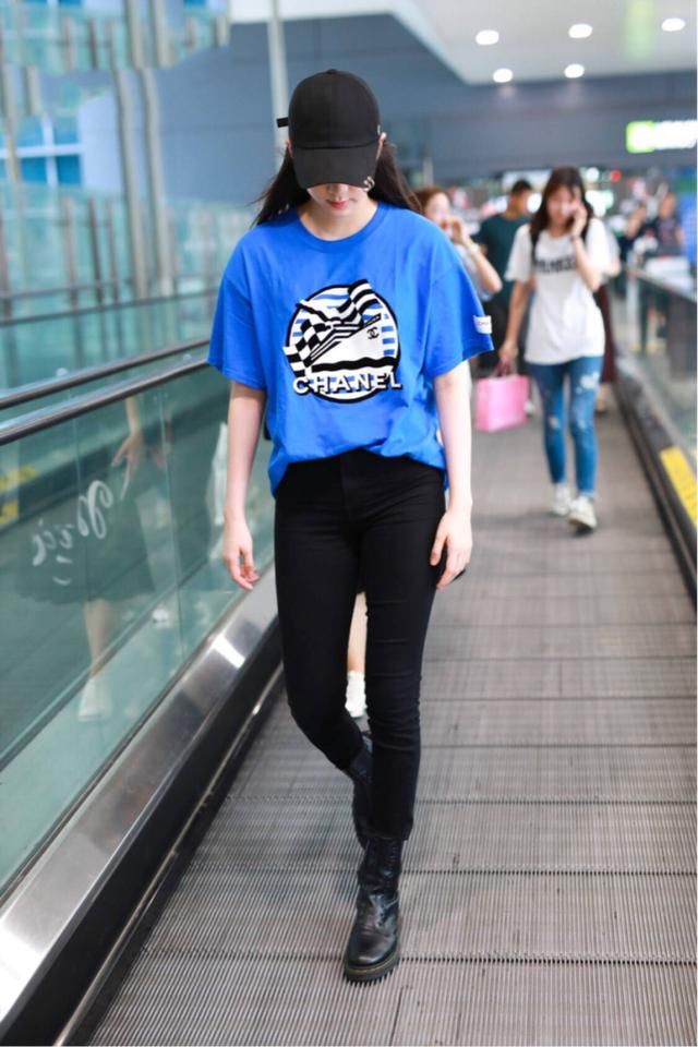 欧阳娜娜为了秀腿也是拼了，这么紧的裤子竟还要塞衣服进去！