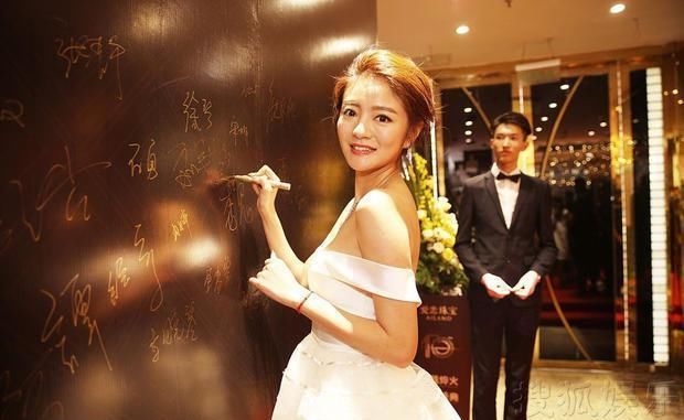 安以轩锁骨和脖颈线条被白裙勾勒得很迷人，佘诗曼更是大气时髦