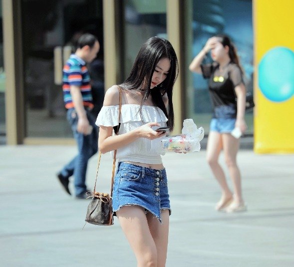 路人街拍，戴墨镜的那位黑衣美女，真的太养眼了