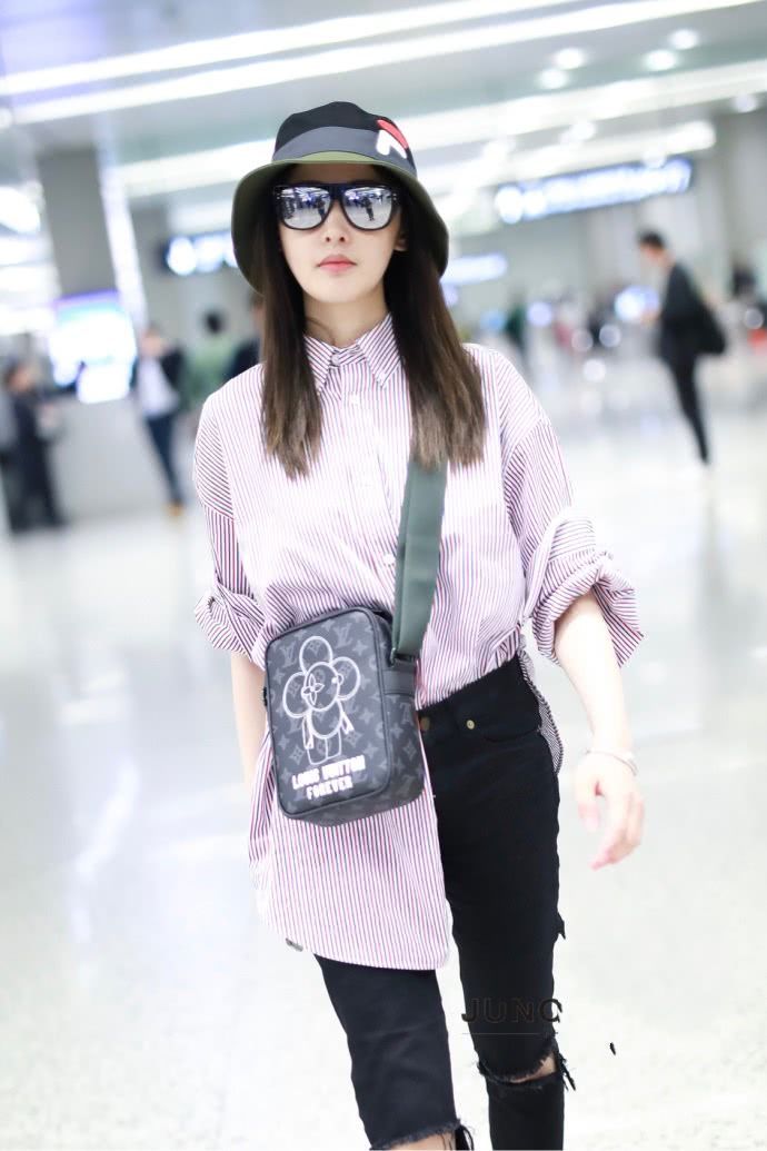 张天爱穿蓝色衬衫，搭配牛仔短裤秀美腿 ，网友：身材比例真好