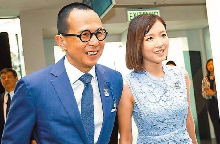  蕾丝：李泽楷女友郭嘉文，一袭水蓝蕾丝短裙知性优雅，气质堪比阔太甘比