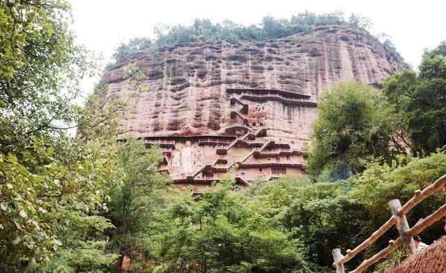 中国最“惊险”的石窟，建于高山崖壁上，高空栈道宽度只容2人