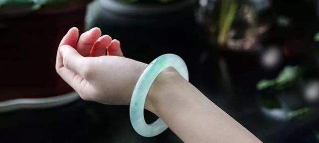 「翡翠戒指」教你如何挑翡翠，气质不够，翡翠来凑~