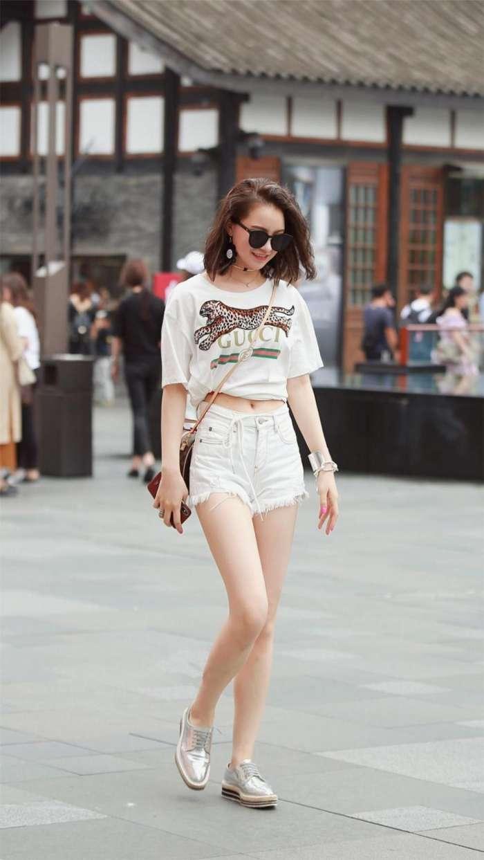 街拍: 美女穿得越来越凉爽, 特别是图4的小姐姐