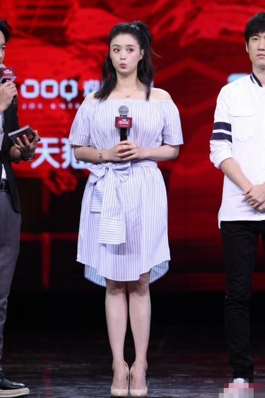 欧阳娜娜广州出席活动，网友：这裙子让她至少胖了20斤