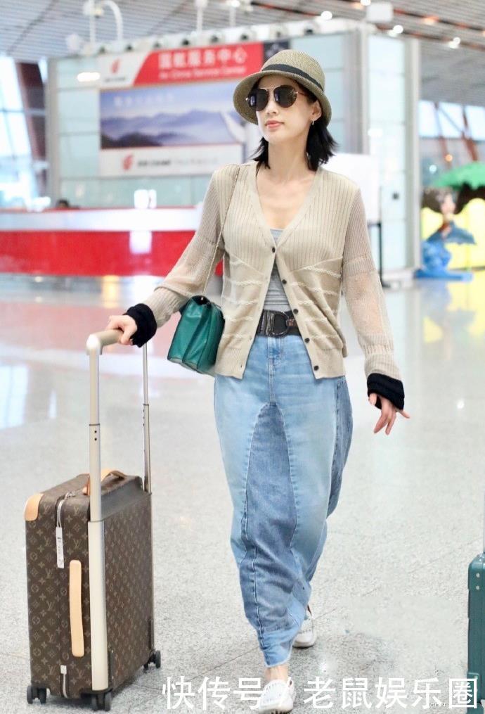 对比王艳与黄圣依的机场照，同为阔太太的两人差距太大，为什么呢