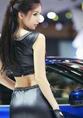 夏天美女穿搭紧身裤，即芬芳迷人又楚楚可人