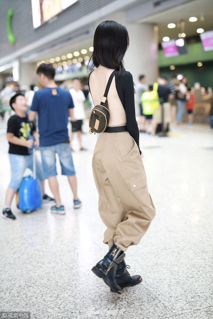 组图:奚梦瑶性感大裸背惊艳机场 逆天长腿身材完美