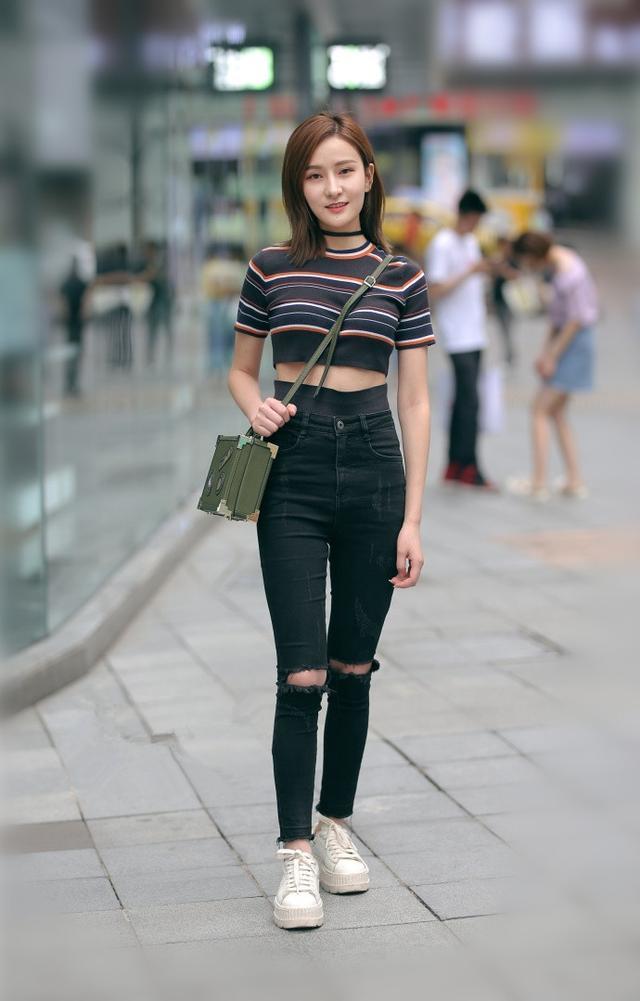 街拍:小姐姐高雅大方十足气质,实在无可挑剔!