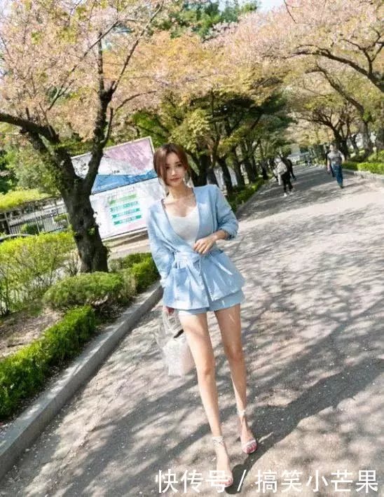 户外喜欢穿瑜伽裤的小姐姐，纯色魅力尽显淑女韵味