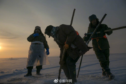 “踏雪寻鱼”、凿冰开眼 你见过冬天渔民捕鱼吗？