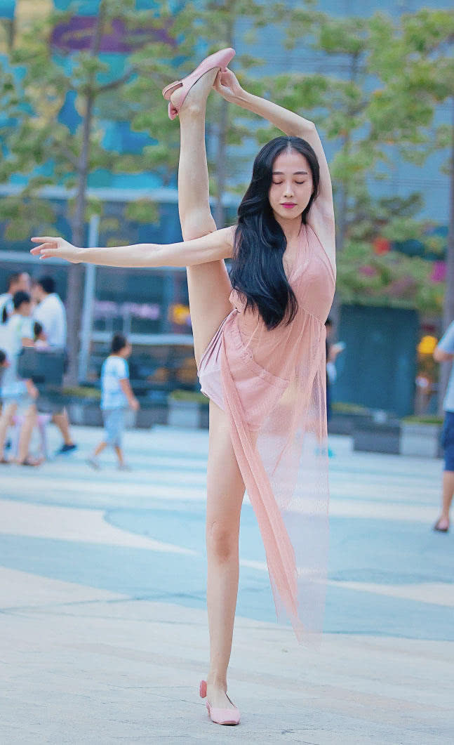 练舞蹈的小姐姐身段很柔软，曼妙的舞姿高傲的像只白天鹅