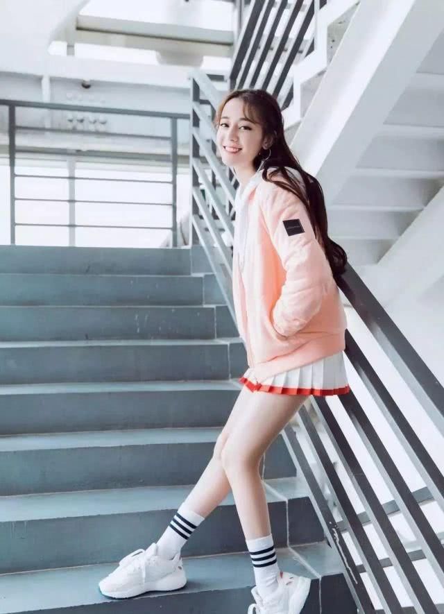 [青春活力]长裙＋休闲鞋，春夏季潮配搭