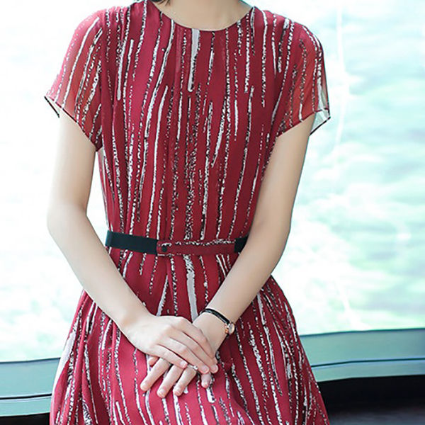 还穿什么T恤啊，太土了!18年新款连衣裙都在这，聚会穿贼有面