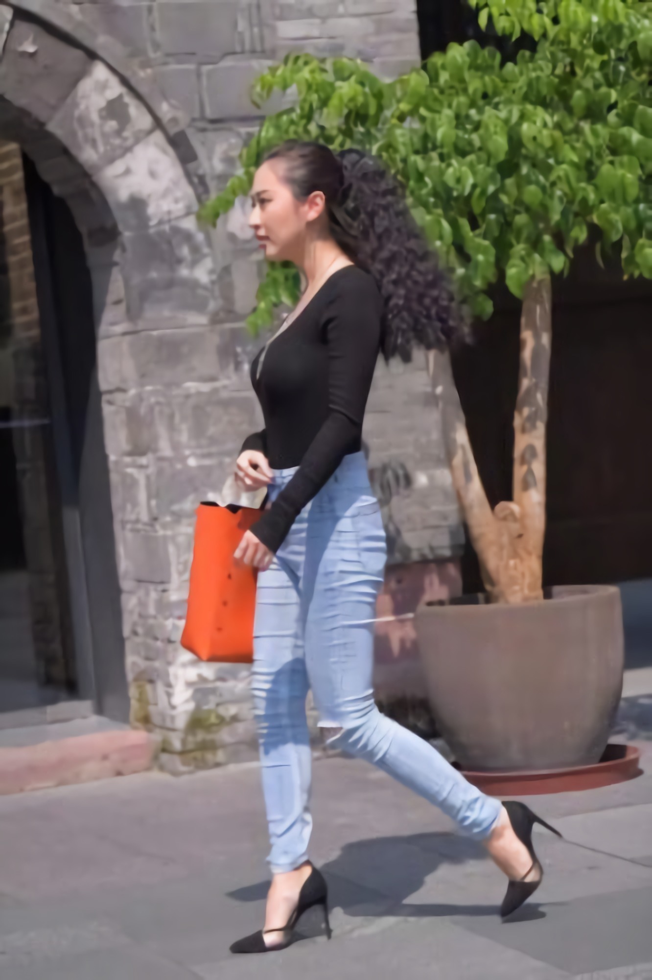 紧身牛仔裤不需要多说，只需要一个淡淡的笑容，实力展现你的美