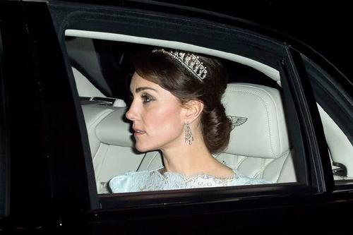 凯特王妃在穿着上向戴安娜寻求灵感，她佩戴着很多戴妃留下的珠宝