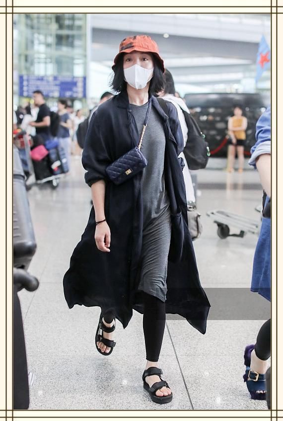 周迅这裙子是有多瘦？一走路腿上褶皱逼死强迫症，还是换回裤子吧