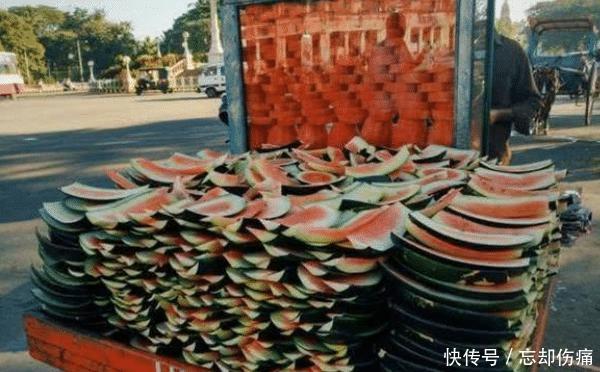印度小哥花式卖瓜，200斤2小时被抢光，驴友：有实力！