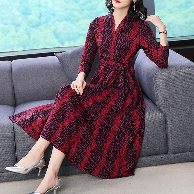 妈妈今年52岁，但从不穿妈妈装，专挑减龄素雅裙，想不年轻都难