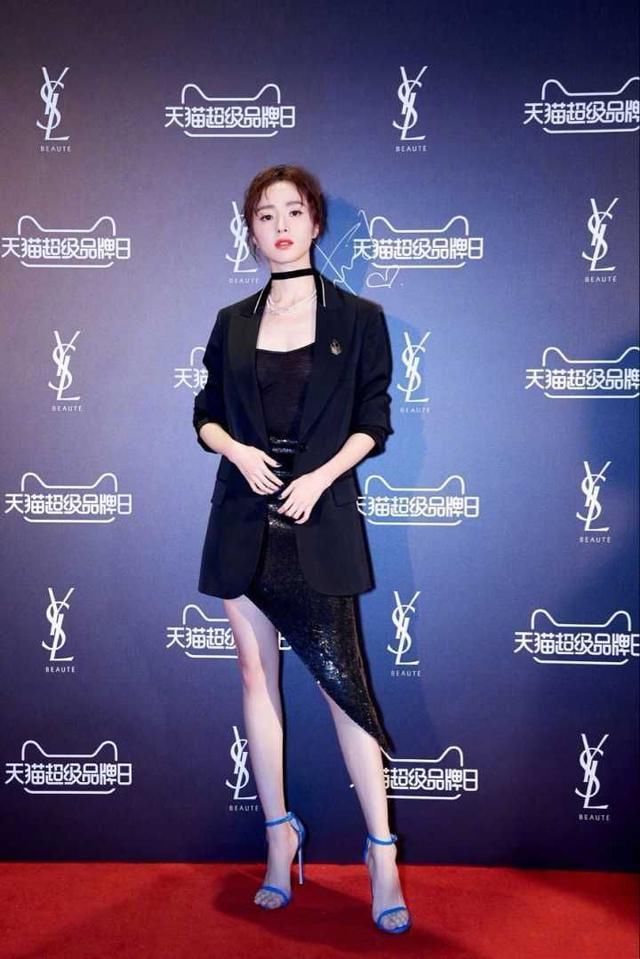 有一种鞋叫做“氧气美少女”胡冰卿的高跟鞋，网友：好看到没朋友