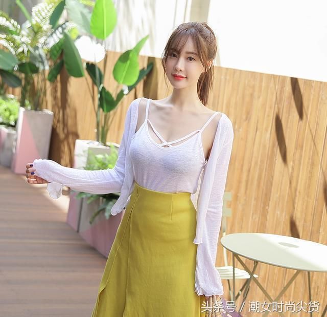 温柔淑女气息的穿搭，凸显妹子的婀娜身姿，将女神魅力完美演绎