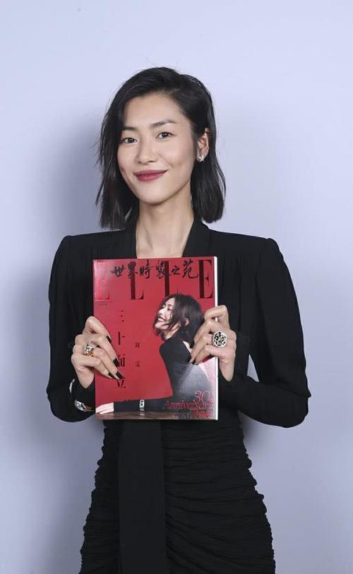 刘雯在鞋子上插根羽毛，虽然廉价但好看，这腿简直不给人活路！