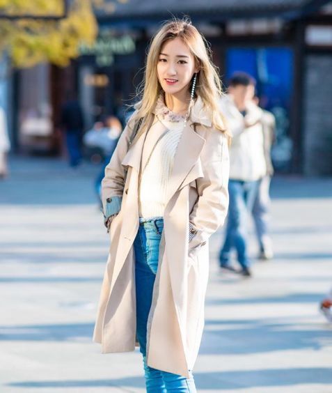 身穿|街拍:长发飘飘的小姐姐,身穿白色上衣搭配短裤,清纯时尚