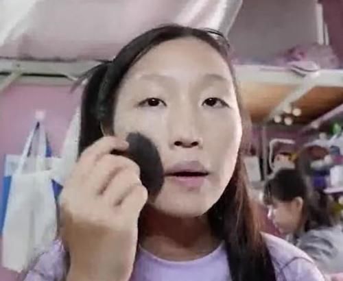 32岁老大妈仿妆baby，嘟嘟嘴的时候，晓明想打人！