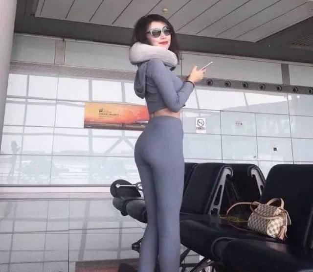 白色紧身打底裤美女，语笑嫣然，亭亭玉立，完美轮廓一览无遗!