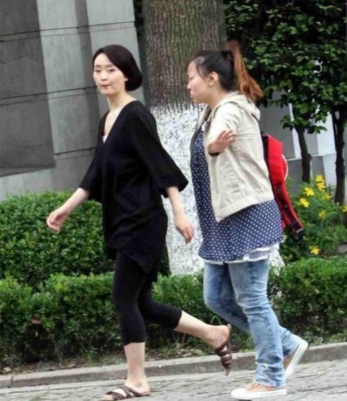 “晴格格”王艳打扮随意，网友：正常普通人就这么打扮，看着舒服