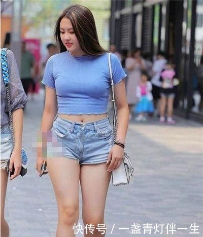 「连衣裙」街拍:美女戴一副时髦的太阳镜,身穿拼色连衣裙,充满着帅气