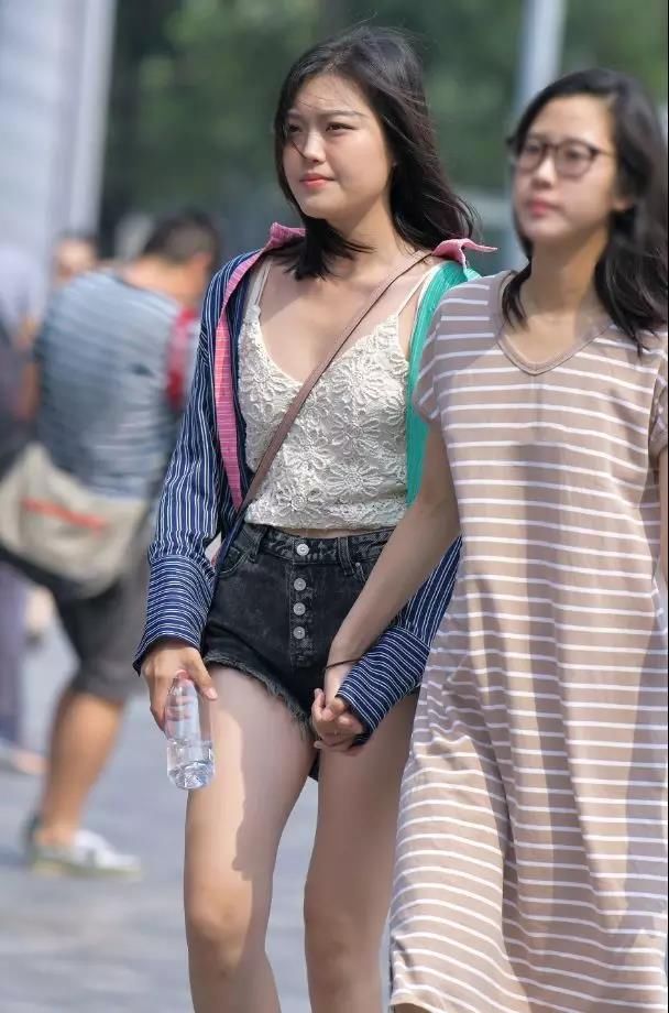 街拍美女：穿牛仔短裤，美腿的性感靓丽美女