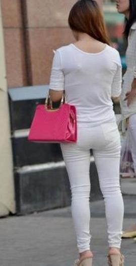 时尚：白色紧身裤，不但显得干净利落，穿起来很有女神范
