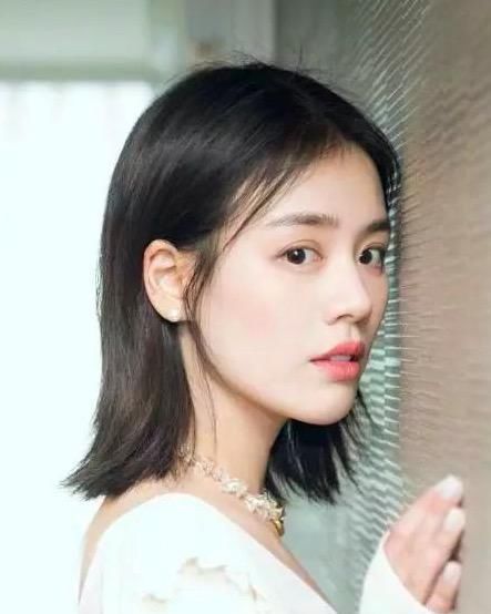 宝宝:黑长直号称“斩男发”,却不是人人都显气质,这4种人就不宜披长发